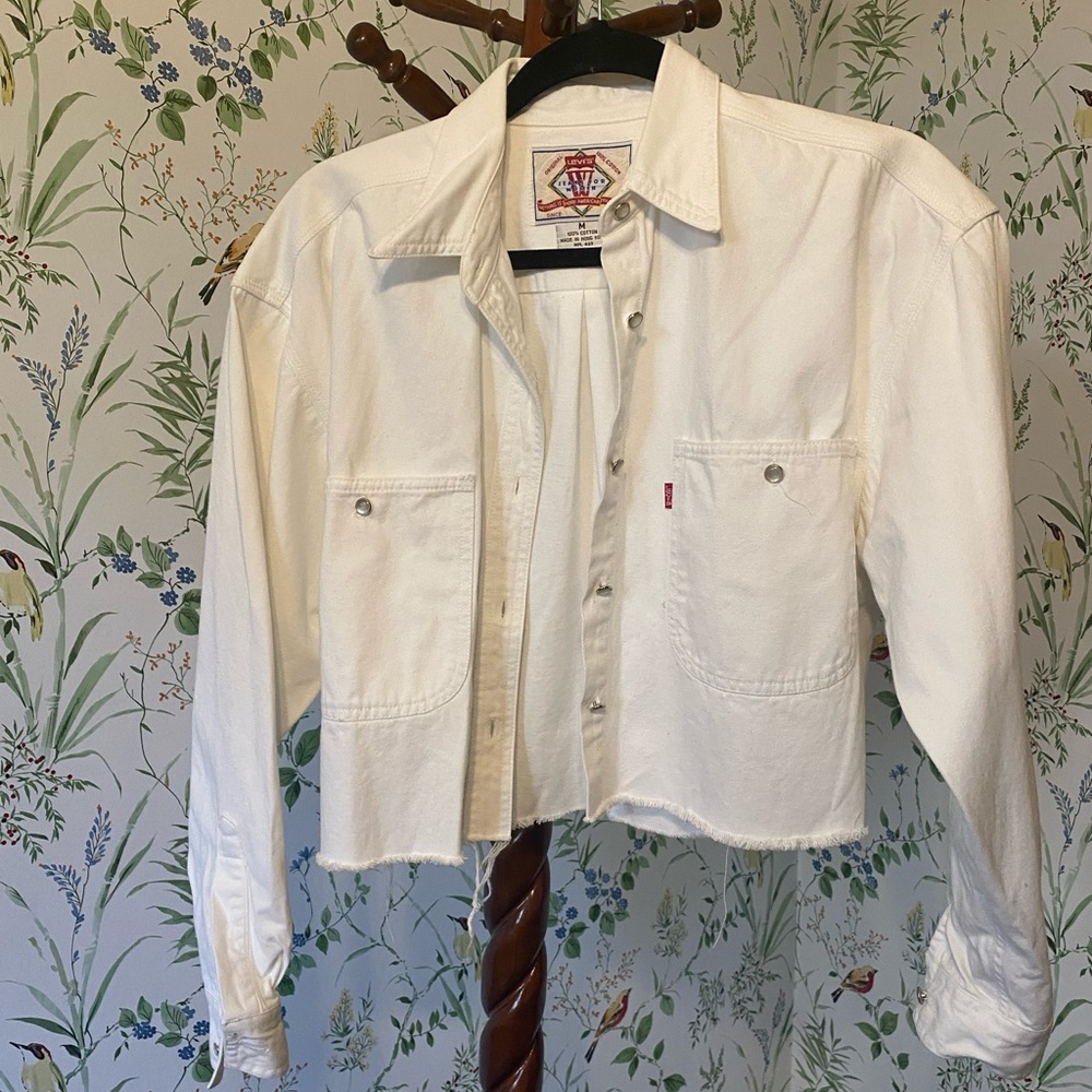 Cropped Levi’s white denim jacket